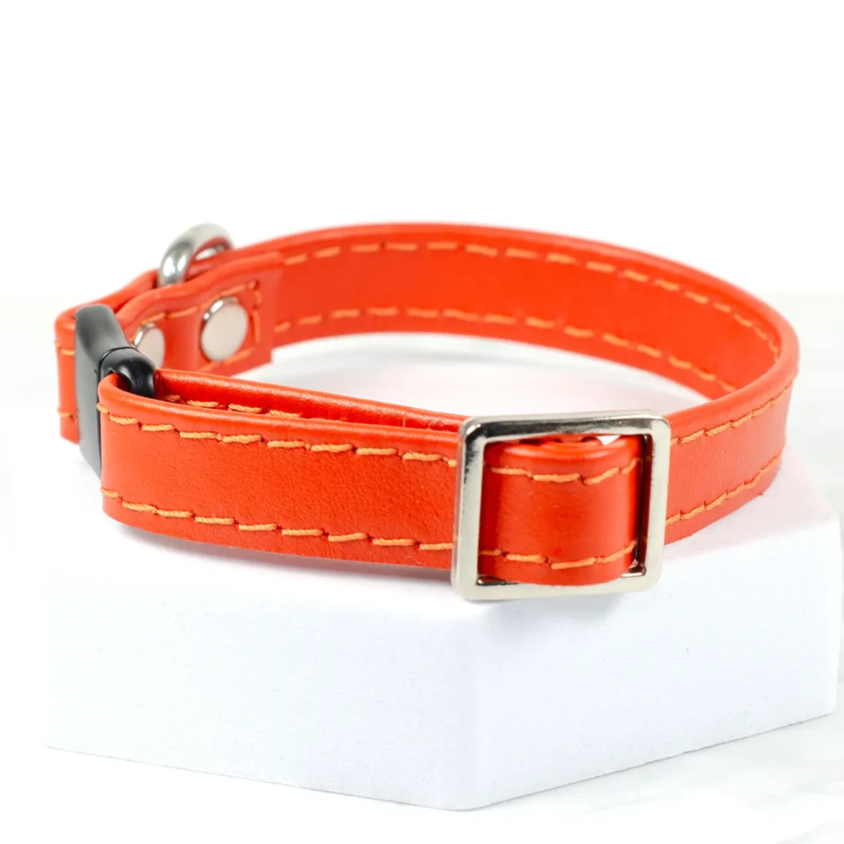 a safety cat collar in orange leather, handmade by Petqiuette