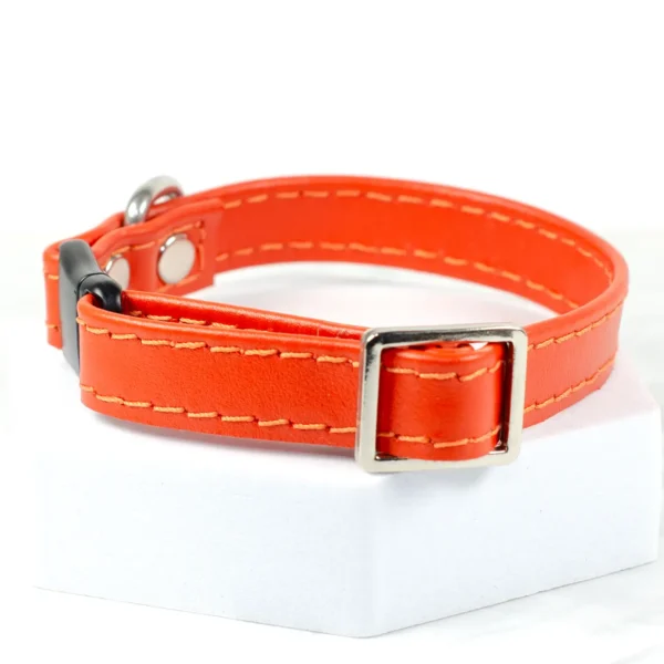 a safety cat collar in orange leather, handmade by Petqiuette